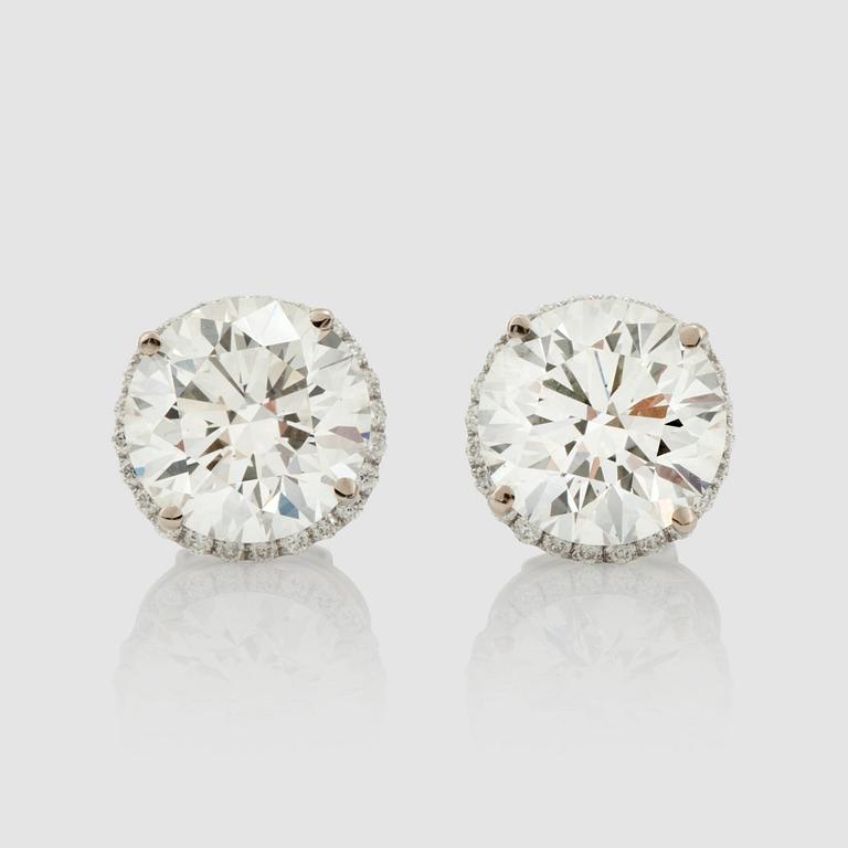 ÖRHÄNGEN med briljantslipade diamanter, 4.10 ct respektive 4.12 ct.