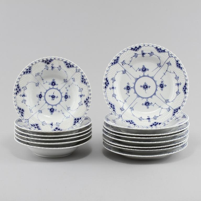 TALLRIKAR, 8 st, samt DJUPA TALLRIKAR, 6 st, porslin, "Musselmalet", Royal Copenhagen, Danmark, 1900-tal.