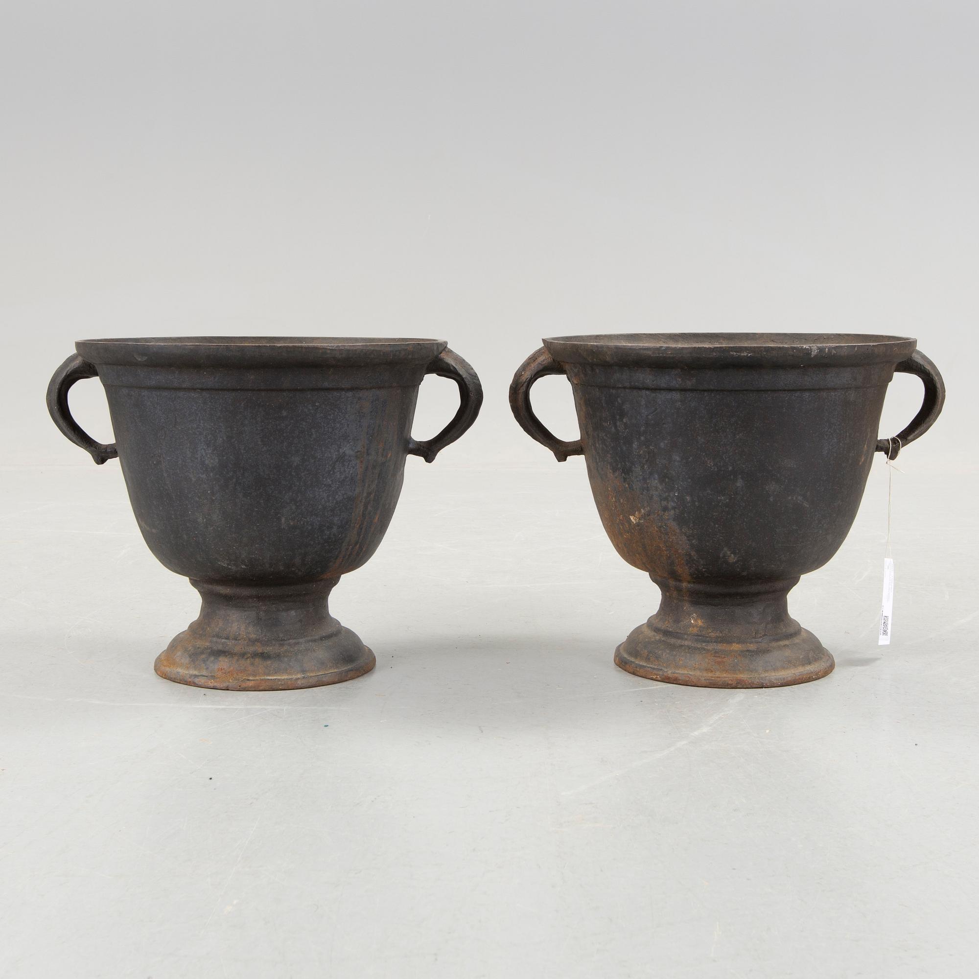 URNOR, ett par, gjutjärn, 1900-talets första hälft.