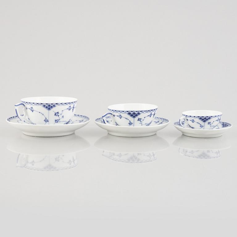 A group of three 'Blue Fluted Half Lace' / 'Musselmalet' tea cups with saucers, Royal Copenhagen, 1893-1900.