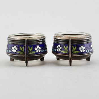 SALTKAR, 1 par, vitmetall och emalj, sannolikt Ryssland, omkring år 1900.