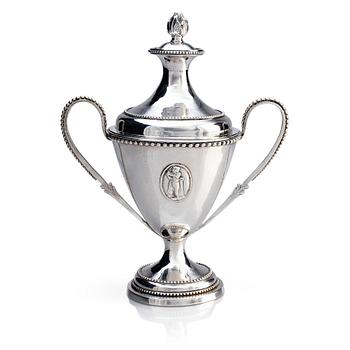 395. A Swedish 18th century Gustavian silver sugar bowl with lid, mark of Johan Malmstedt, Gothenburg 1792.