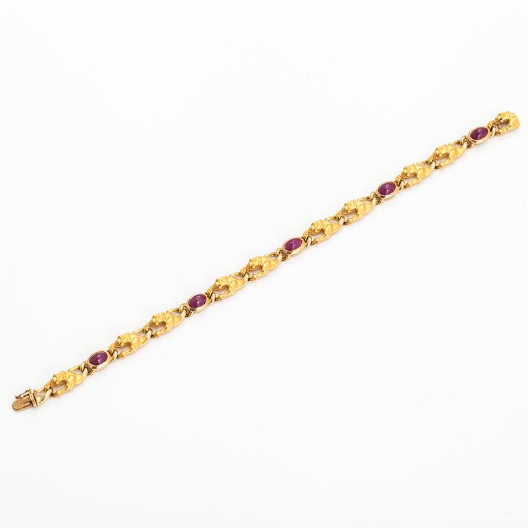 Carrera y Carrera, an 18K gold bracelet, in the shape of panthers with cabochon-cut rubies.