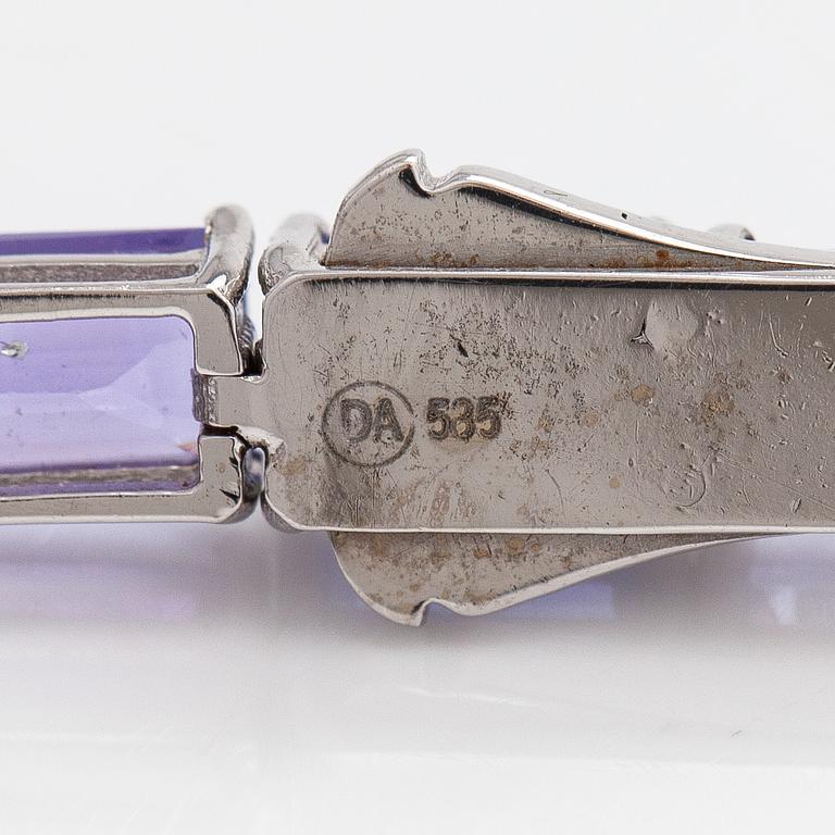 A 14K white gold bracelet with tanzanites. With Gemological center certificate.