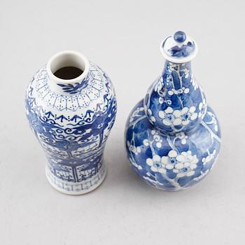 VASER, 2 st, porslin, Kina, sannolikt 1800-tal.