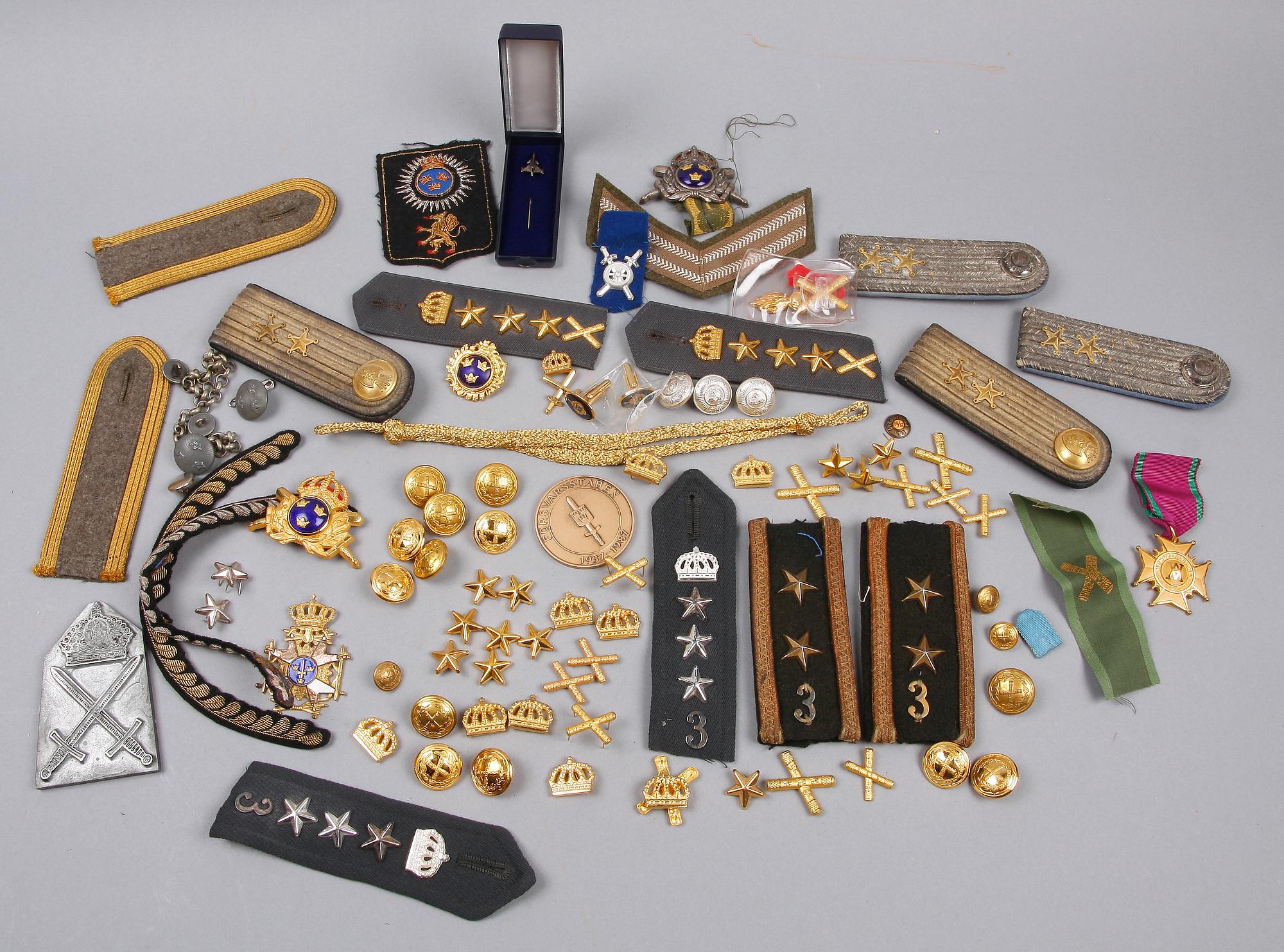 DIVERSE UNIFORMSDETALJER, ca 50 delar, Sverige, 1900-tal.