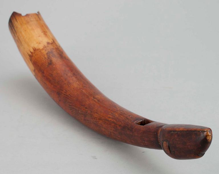 APOTEKSBURK SAMT HORN, fajans, "Syrup. Bals. Peruvian.", hornet Afrika, 1900-talets början.