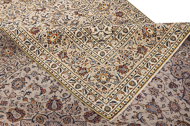 A Kashan carpet, c. 345 x 242 cm.