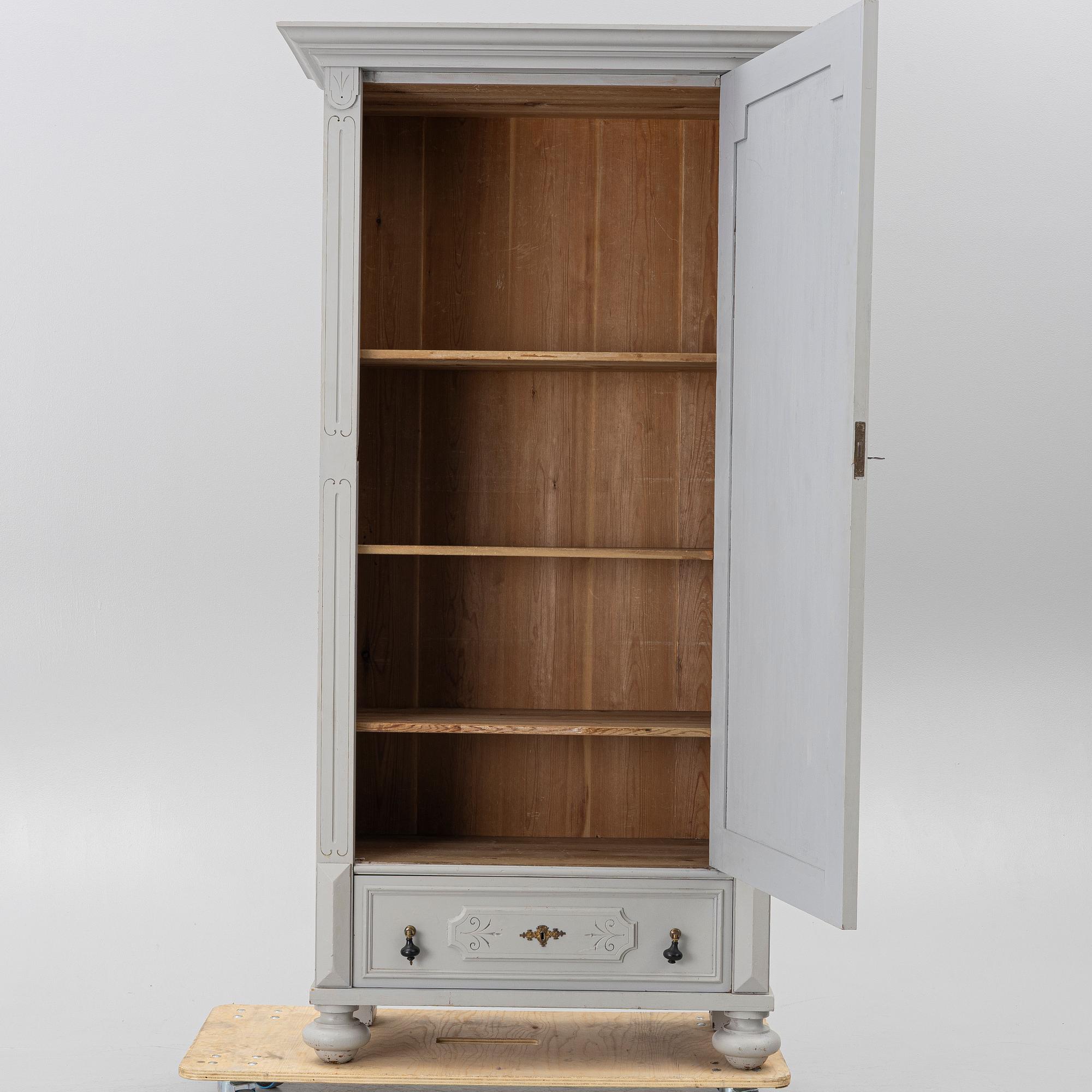 Klädskåp från omkring år 1900.