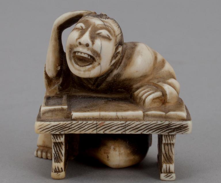 NETSUKE, ben, Japan 1900-talets början.