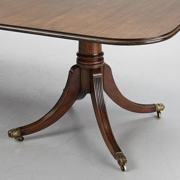 A mahogany George III-style diining table, later part of the 20th century.