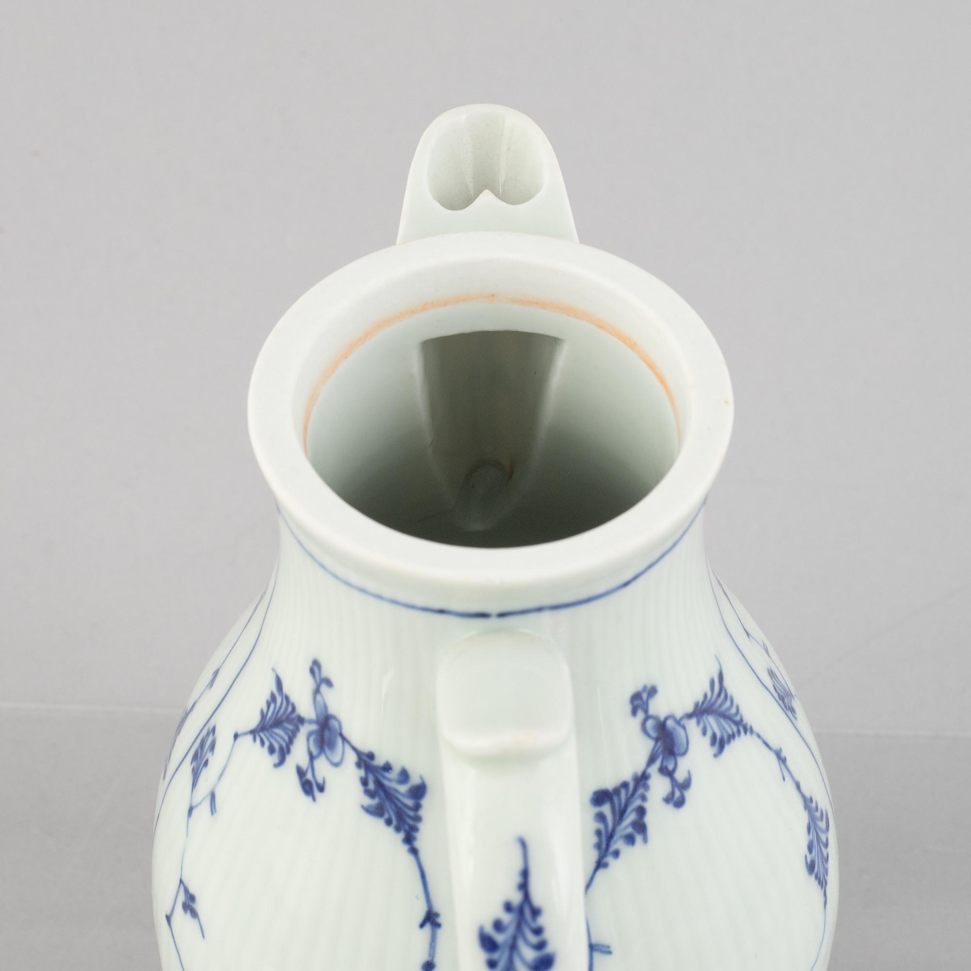 Kaffekanna, porslin, "Musselmalet" riflet, omkring 1850.