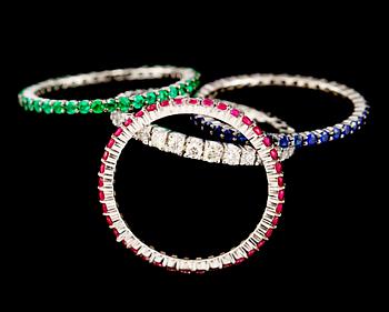 RINGAR, 4 st, 18k vitguld med diamanter 0.67 ct, rubiner 0.66 ct, smaragder 0.49 ct och blå safirer 0.62 ct. Vikt 5,1 g.