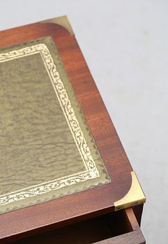 SÄNGBORD, ett par, engelsk stil, 1900-talets andra hälft.