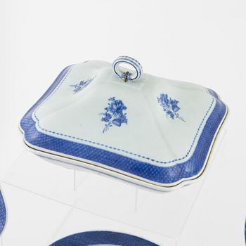 A group och Chinese Export ware, Qing dynasty, circa 1800. (22 pieces).