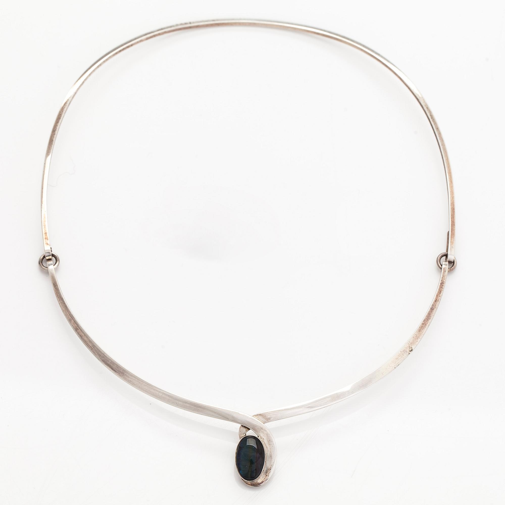 Kaunis Koru, necklace and earrings, spectrolite, silver, 1992.