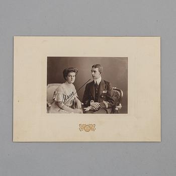 Kungliga fotografier, 2st egenhändigt signerade av prins Wilhelm och prinsessan Maria, daterade 1906 resp 1909.