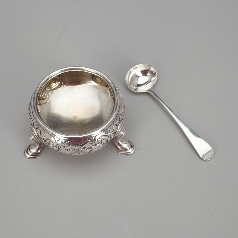 SALTKAR MED SKED, sterling silver. Fuller White & John Frey London 1745.  Höjd 4 cm. Vikt 101 g.