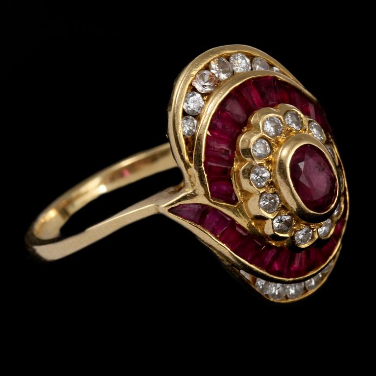 RING, 18k guld med 28 fasettslipade rubiner samt 27 briljantslipade diamanter, sekelskiftet 1900/2000-tal. Vikt 6 g.