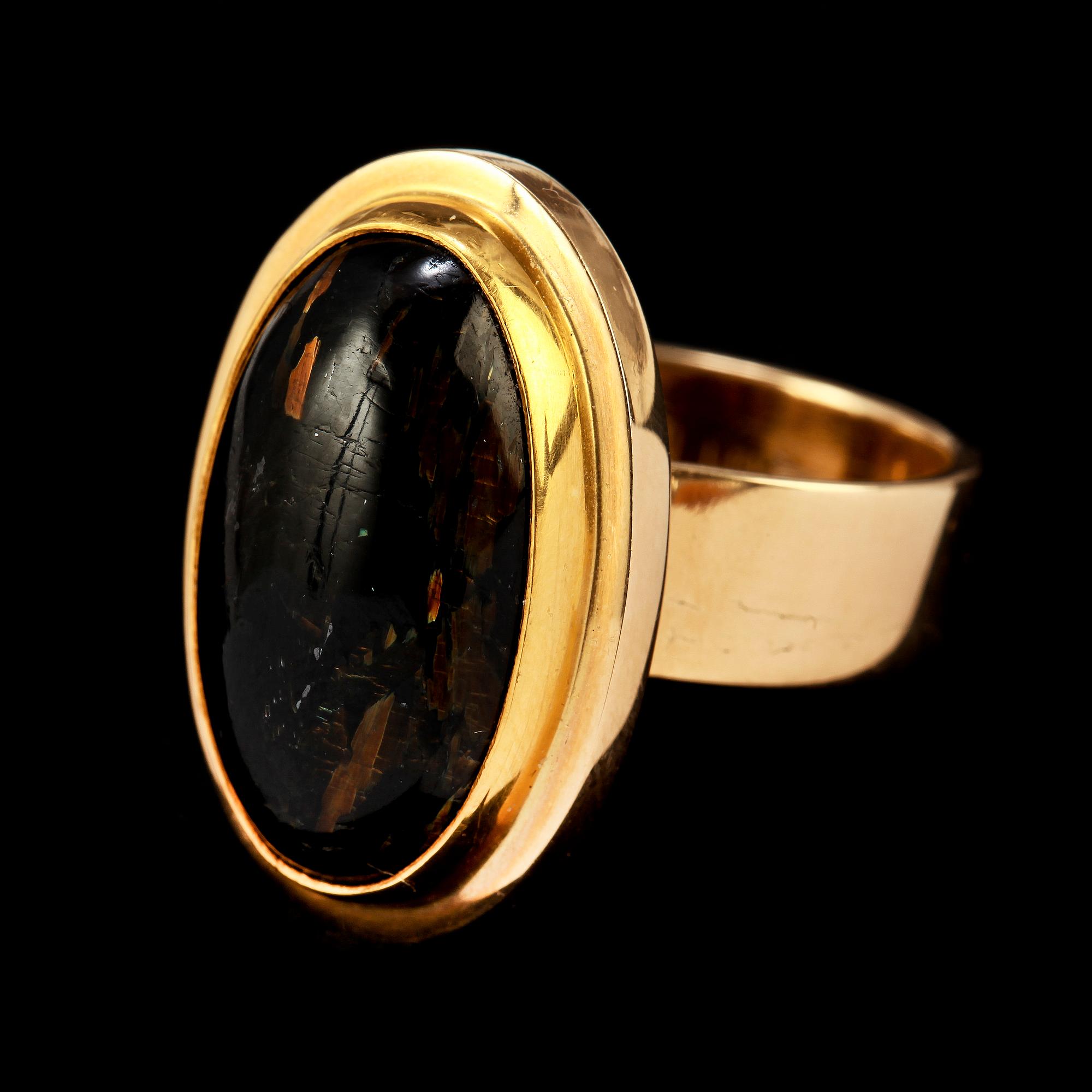 RING, 18k guld med cabochonslipad vulkansten, A Högbergs eftr Göteborg 2004. Vikt 17 g.