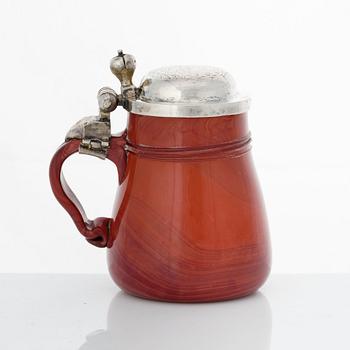 Mugg med lock, glas imiterande agat och lock av silver, ostämplad, Nordeuropa omkring 1600.