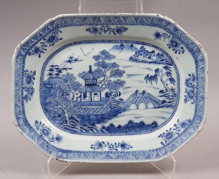 STEKFAT, porslin, Kina, Qianlong 1736-1795.