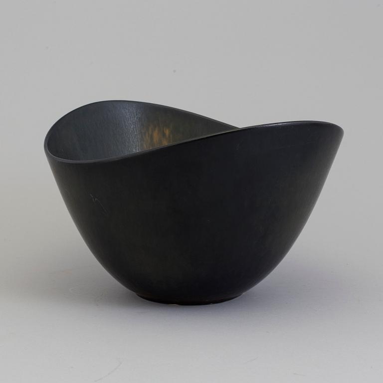 GUNNAR NYLUND, a stoneware bowl for Rörstrand.