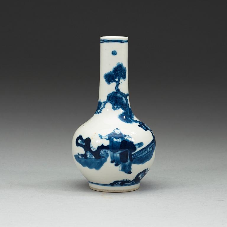 A blue and white vase, Qing dynasty, 19th century.