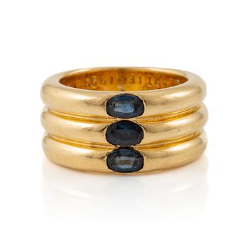 524. A Cartier ring "Ellipse" 18K gold with faceted sapphires.