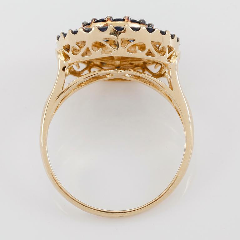 RING, 18K guld, diamanter tot ca 0.31 ct. och safirer tot ca 1.26 ct.