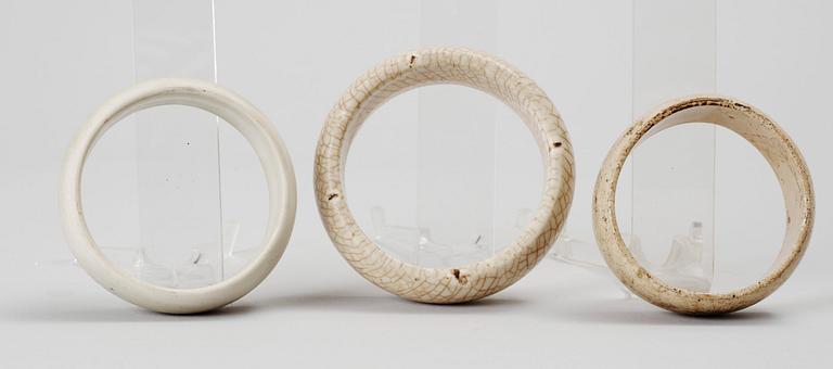 ARMBAND 3 st, porslin. Kina. 1900-tal.