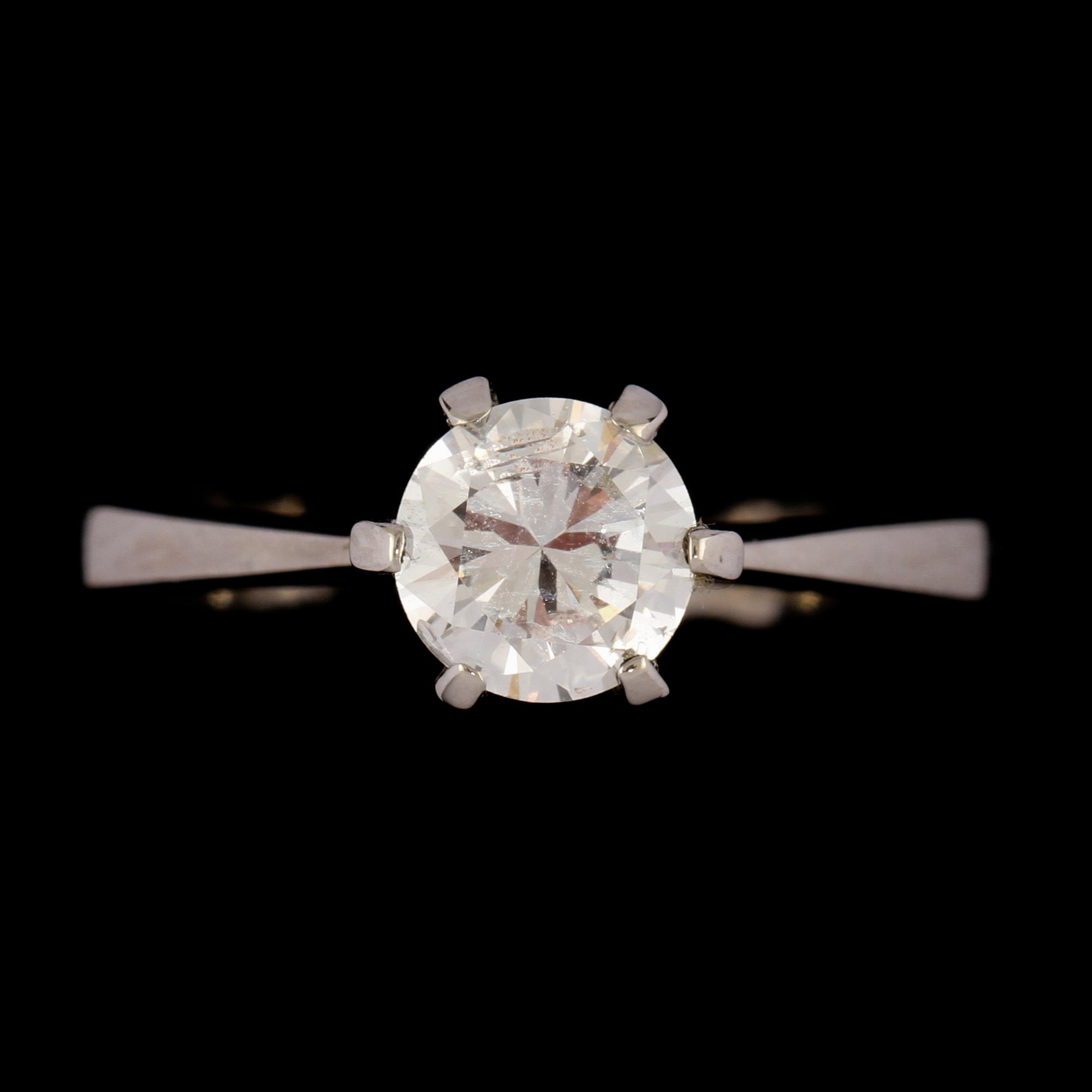 RING, 18k vitguld med briljantslipad diamant, ca 0.70 ct, utländska stämplar. Vikt 4 g.