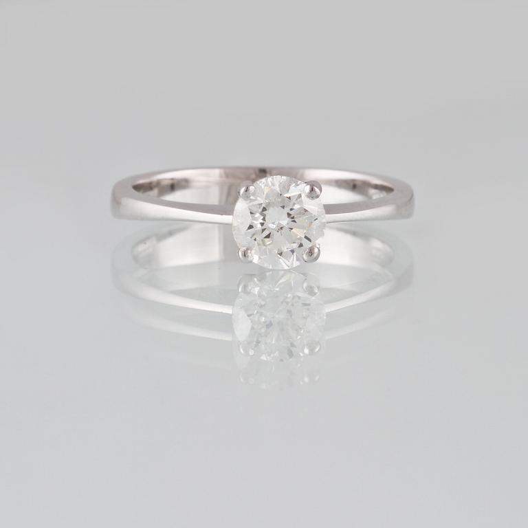 RING, 18K vitguld med briljantslipad diamant 1.00 ct, Milano, Italien. Vikt 3,5 gram.