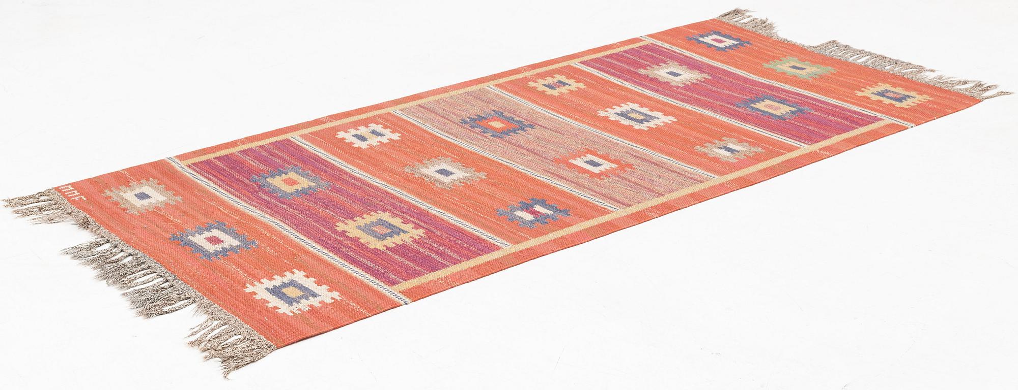 Märta Måås-Fjetterström, matta, ”röd grön äng”, rölakan, ca 218 x 104 cm, signerad AB MMF.