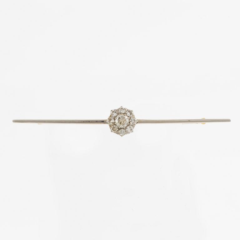 Brosch, 18K guld och mittstycke med gammalslipade diamanter. CG Hallberg, Stockholm 1926.