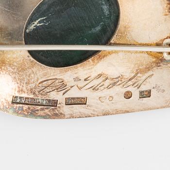 Två broscher, silver med malakit samt grön sten, Per Sköld, Stockholm 1953 och KÅPE, Växjö 1956.