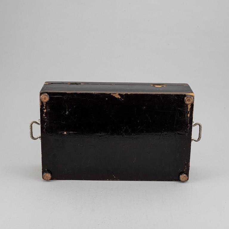 A chest, late Qing dynasty, 19th Century.