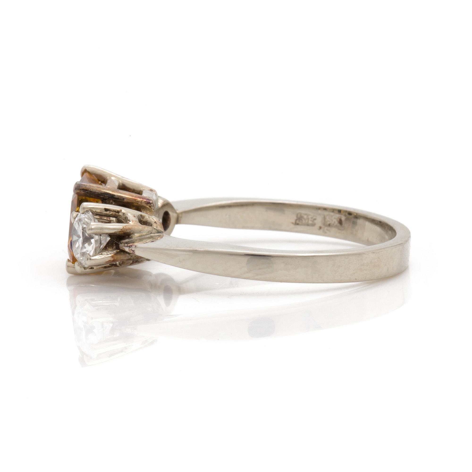 A circa 1.00 ct yellow sapphire and brilliant cut diamond ring. Total carat weight of diamonds circa 0,50 ct.