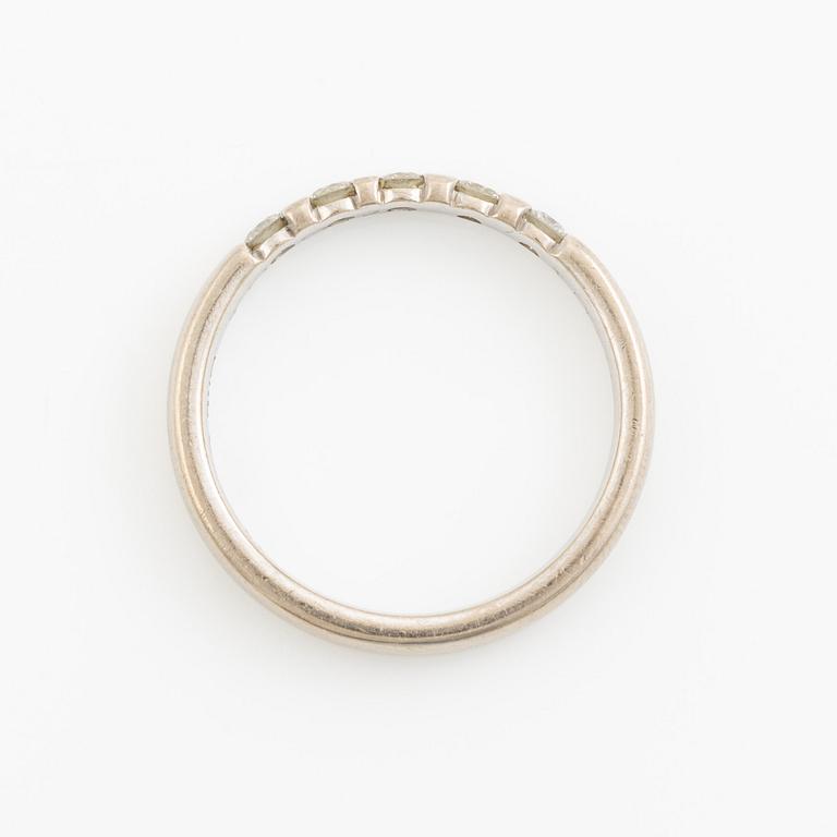 Ring, 14K vitguld med fem briljantslipade diamanter.