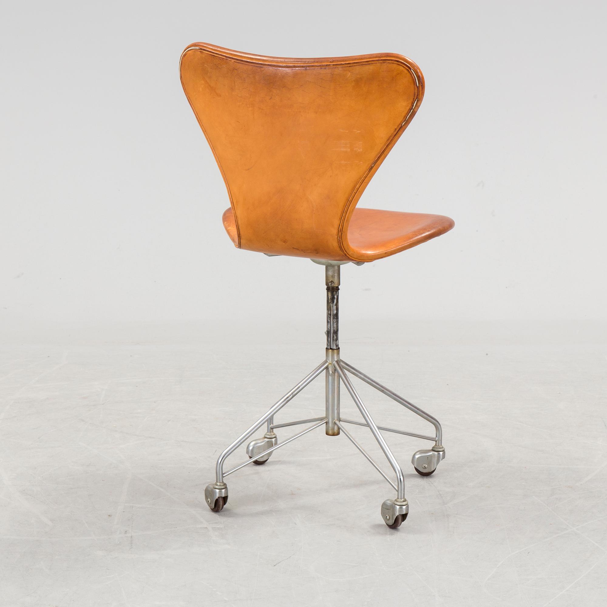 ARNE JACOBSEN, chair, "Sjuan", Fritz Hansen. Nr. 3117.