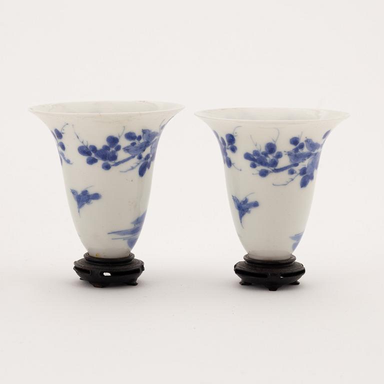 A set of two Japanese blue and white cups and five stands, Meiji period (1868-1912).