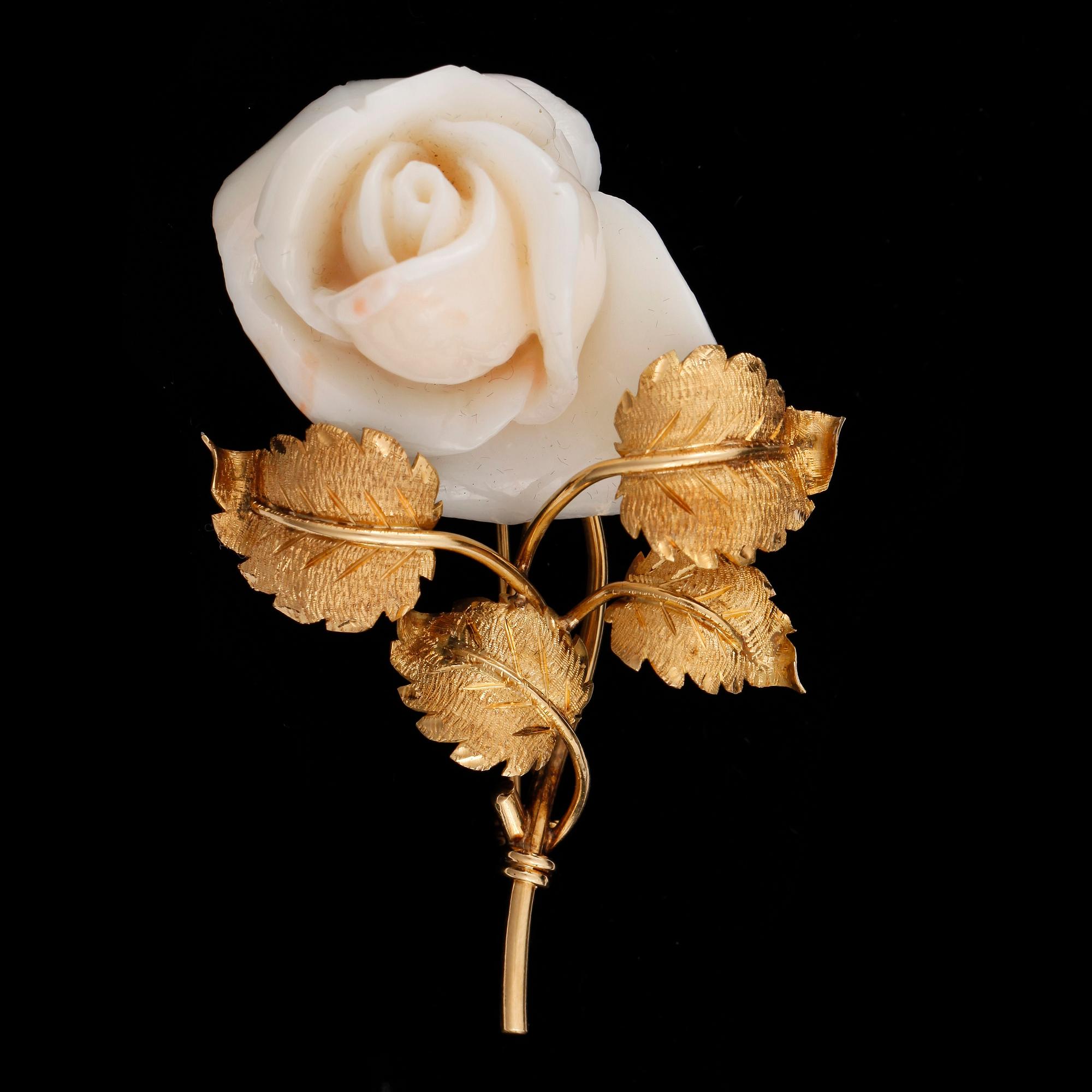 BROSCH, 18k guld med korall. 1950-70-tal. Totalvikt 32,6g.