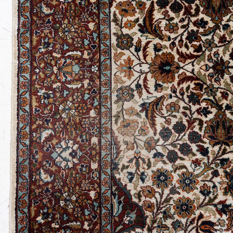 Carpet, Kirman, 275 x 185 cm.