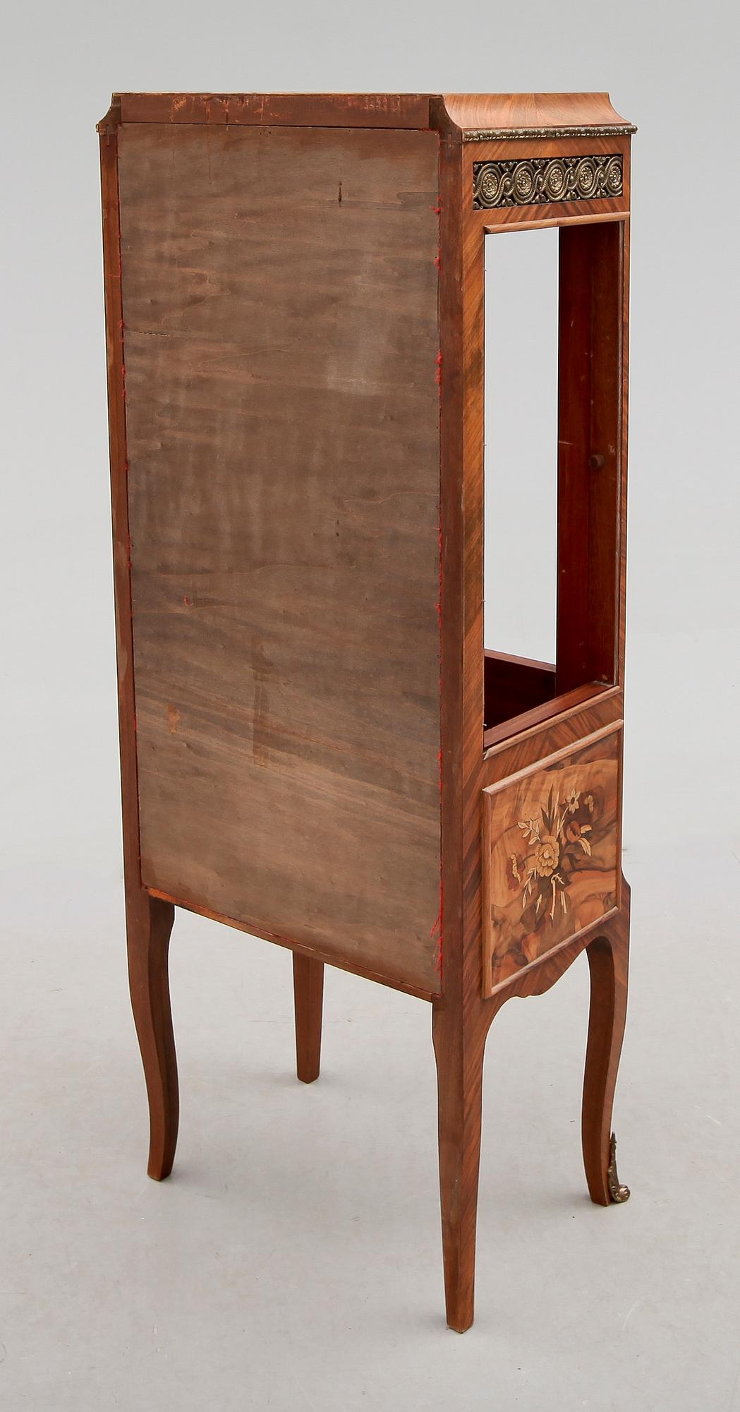 VITRINSKÅP, gustaviansk stil, 1900-talets mitt.