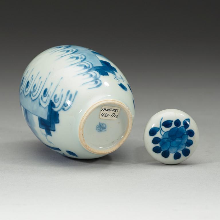 A blue and white tea caddy with cover, Qing dynasty Kangxi (1662-1722).