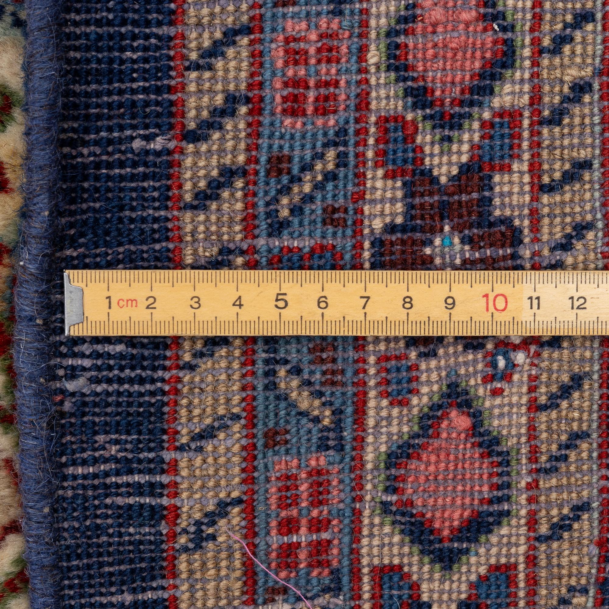 A Sarough carpet, approx. 333 x 210 cm.