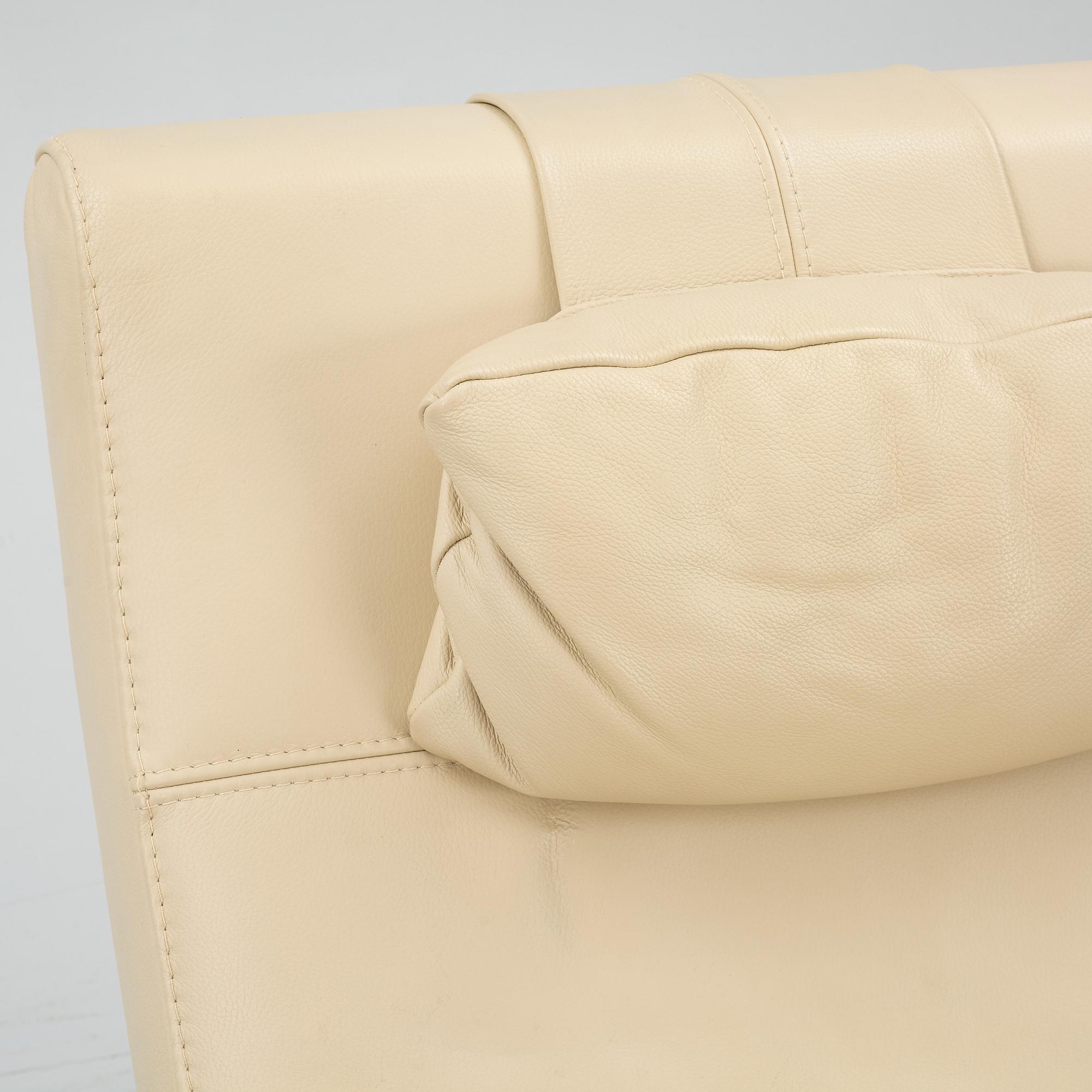 A reclininger, Neiser, contemporary.