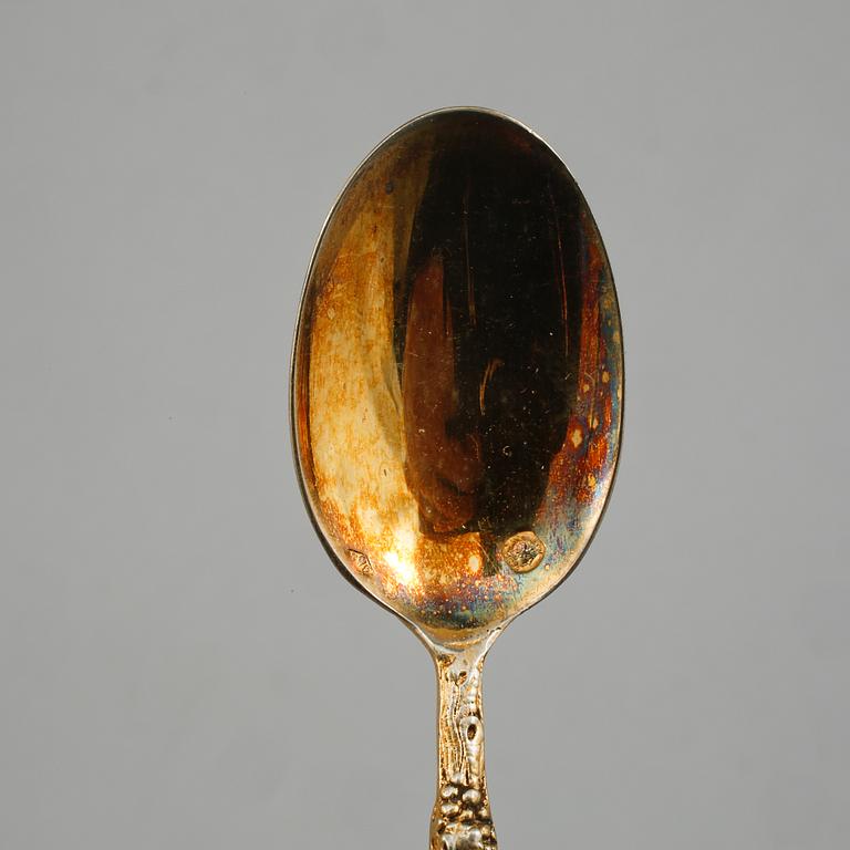 PARTI FÖRGYLLT SILVER, 31 delar, bl a I Sundström, Stockholm, 1800/1900-tal. Vikt 445 g.