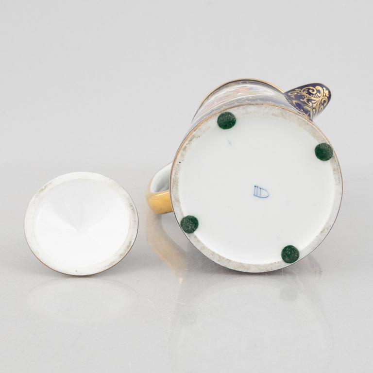 A porcelain coffee pot with a pair of cups with saucers, second half of the 19th century.