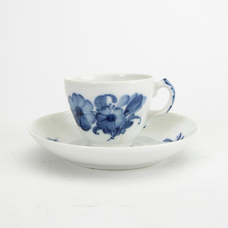 Service "Blå blomst" 74 dl Royal Copenhagen Denmark 1900s porcelain.